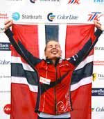 LYKKELIG: En deilig følelse. Å stå øverst på pallen med det norske flagget. Anine Ahlsand koste seg med øyeblikket.