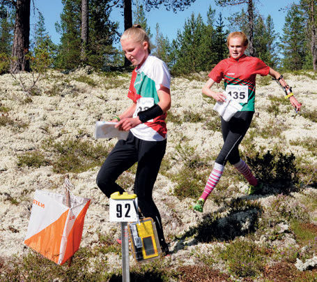 TO MEDALJER: Mathea Gløersen (t.h) løp inn til gull på langdistansen og sølv på sprinten i Hovedløpet.