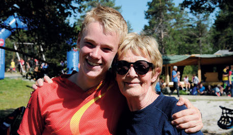GO`KLEM: Hans Urset ga bestemor Grete en riktig go`klem som takk for oppladningen på Tolga før Hovedløpet.