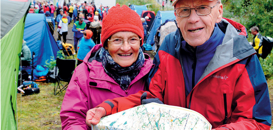LANGVEISFARENDE: Aina Romsdal Mauritzsen og ektemannen Lars Mauritzsen hadde tatt turen fra Vadsø i Varanger for å løpe veteran-NM på Ringerike. Kanskje er de de siste fra Øst-Finnmark som gjør det.