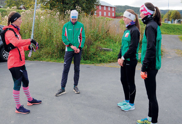INSTRUKSER: Trener Fanny Horn Birkeland gir de siste instrukser til sine elever før ei økt med knockout sprint står på programmet.