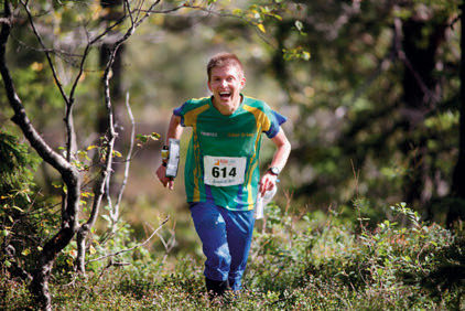 ENERGISK: Eiker OLs Øystein Sørensen gir alt i skogen. Under langen i Skrim ble det langt, men 26. plass i H21 viser at han kan. På mellomdistansen løp han inn til 14. plass. Det er sterkt.