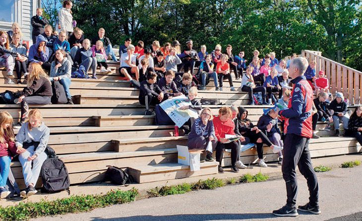 NOF-BESØK: Henning Bratland Carlsen gir elevene ved Tjøme Ungdomsskole gode råd før de skal prøve seg med kartet. Foto: Kristin Mikkelsen, OTO