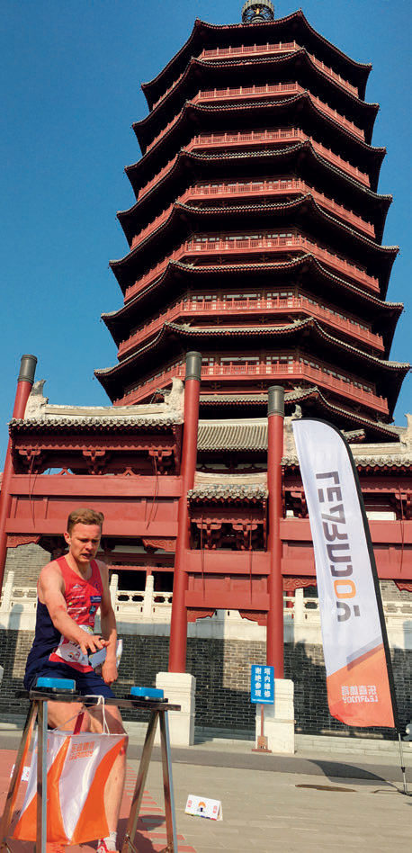 KINESISK SPRINT: Hallan Steiwer var en av løperne som var invitert videre til Park World Tour i Kina etter verdenscuprunden. Utvilsomt en opplevelsesrik avslutning der han markerte seg med seier og pallplass. Her er han underveis i PWT-sprint. Fotos: Øystein Kvaal Østerbø
