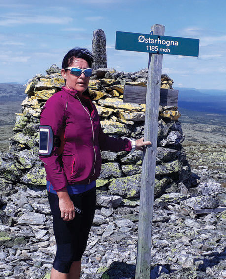 MILEPÆL: Det var en milepæl da Kjersti klarte å nå toppen av Østerhogna på grensa mellom Norge og Sverige i fjor sommer – ikke langt fra hytta hun og samboer Erlend Slokvik har i Engerdal. FOTO: PRIVAT
