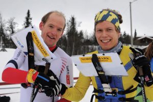 DETRONISERTE MESTER´N: Lars Hol Moholdt (t.v.) gratulerte Audun Heimdal med NM-gullet, etter at sistnevnte brøt veteranens rekke med ti strake NM-gull på langdistansen.