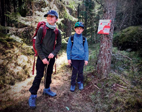 UNGE STIFINNERE: Ulrik Rønes Leinan og lillebror Victor er blant mange som har testet turorientering denne våren. Foto: Privat