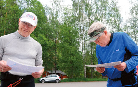 STUDERER KARTET: Dag Norum (t.v) og Svein Eriksen studerer kartet med fem tur-o-poster før start.