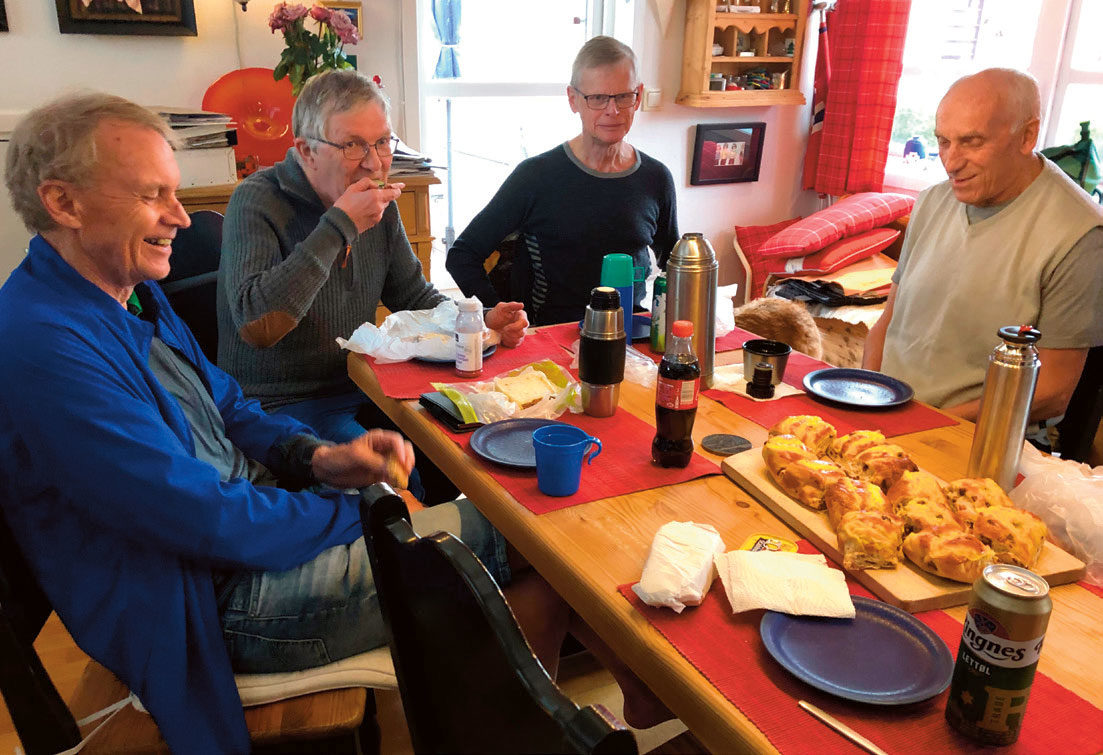 BESPISNING: Med medbrakt mat og drikke koser (fra venstre) Øyvind Stene, Svein Eriksen, Steinar Skoglund og Jan Haugen seg etter treninga.
