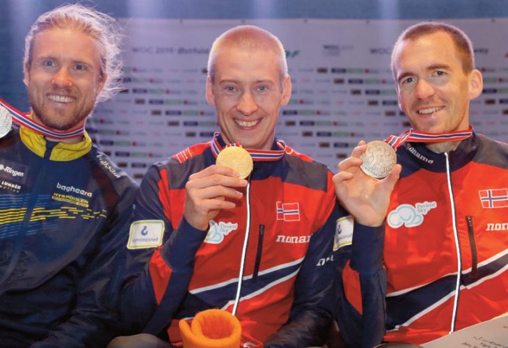 2019: Medaljetrioen fra VM mellomdistanse - gullvinner Olav Lundanes sammen med Sveriges Gustav Bergman (sølv) og Magne Dæhli (bronse). Trioen har samme utfordring i forberedelsene mot VM2021.