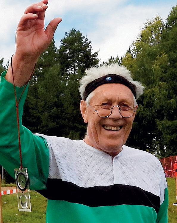 GJENSYN: Halstein Ødegård var blant over 400 deltakere i veteranmesterskapet på Eiker første helga i september. For 66 år siden ble 85-åringen fra Løten norgesmester i juniorklassa i naboterrenget til året mesterskap. Foto: Privat