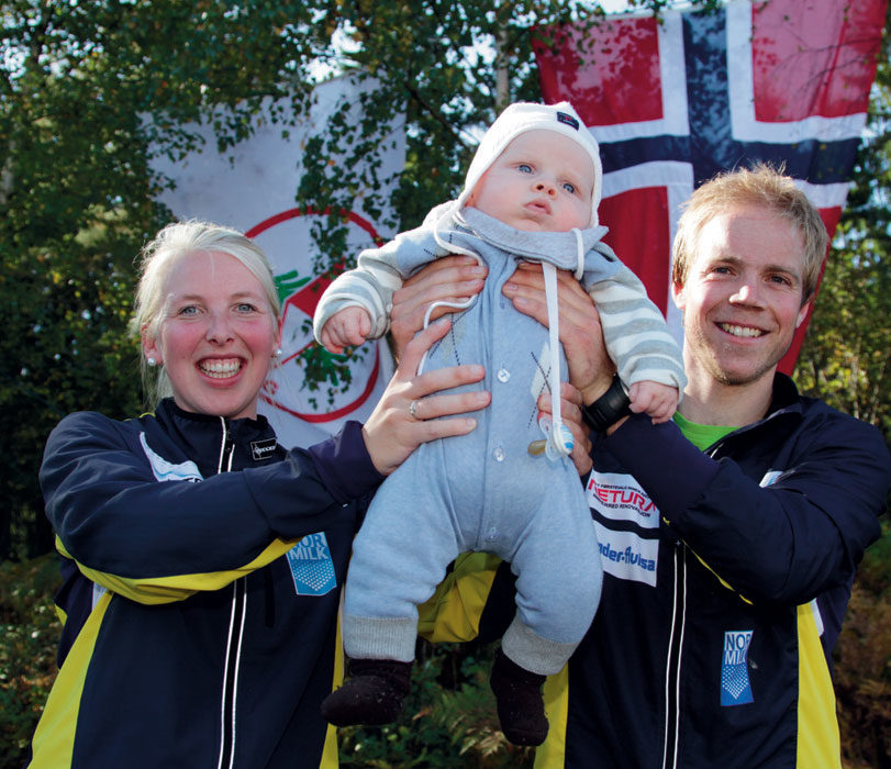 NY GENERASJON: I 2011 kunne Lars Skjeset poserer sammen med sønnen Aksel og kona Kine Sofie som NM.vinner mellomdistanse
