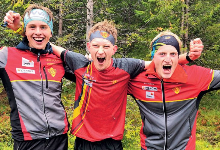 JUBELBRØL: Vegard Kittilsen (f.v), Håvard Sandstad Eidsmo og Mats Sandstad Eidsmo kunne koste på seg et skikkelig jubelbrøl etter NM-gull i stafett.