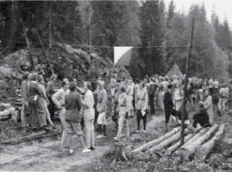 SAMLET MANGE: Illegale o-løp kunne samle mye folk. Foto fra Orienteringsidretten i Norge gjennom 90 år.