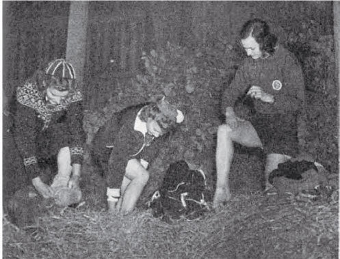 KVINNER: Kvinnene begynte også å bli med på o-løp. Her de siste forberedelsene før start. Fra Skärmen 1942.
