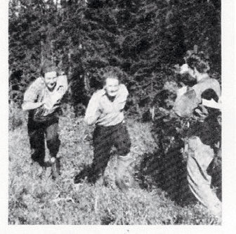 TROLLS LØP: Illegalt løp ved Sandermosen 1942.Thorleif Stokk og Helge Rindal i farta.