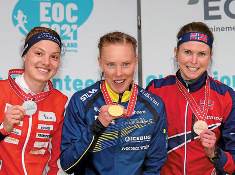 KOCKOUTPALLEN: Andrine sammen med Tove Alexandersson og Simona Abersold. FOTO: EOC / REMY STEINEGGER