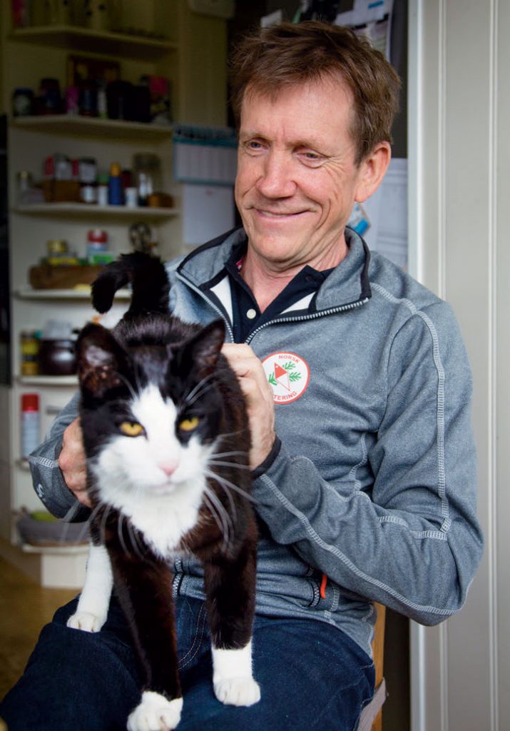 EN GOD VENN: Det blir sagt om Jörgen «Jögge» Mårtensson at han er sine venners beste venn. Selvsagt er han go´venn også med kattene på Flannumshaugen. FOTO: JENS O. KLØVRUD