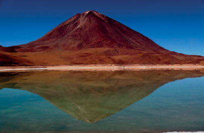LAGUNA VERDE: Licancabur-vulkanen i Atacama-ørkenen i Bolivia. Grunnet salter, arsen og kvikksølv har vannet her et frysepunkt på under 20 minusgrader. FOTO: PRIVAT