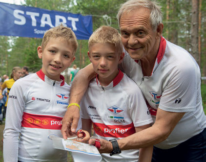 KLAR FOR START: Bestefar Hasse Bergstrøm drar med seg barnebarna Simen og Max Bryhn Bergstrøm på o-løp. De koser seg sammen i skogen med bestefar som lærer. FOTO: JENS O. KLØVRUD