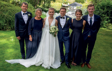 O-BRYLLUP: I september 2020 giftet Kamilla seg med Gaute Hallan Steiwer. Her med mor Trine og far Per - og søsteren Marie sammen med sin svenske samboer, Emil Svensk, med EM- og VM-gull i år. FOTO: PRIVAT