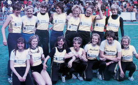 VANT HK-STAFETTEN: Hilde Tellesbø var også habil i friidrett. To ganger vant hun Holmenkollstafetten for Raufoss. Her øverst til venstre med laget som «slo gutta» i 1983. Arkivfoto: OA