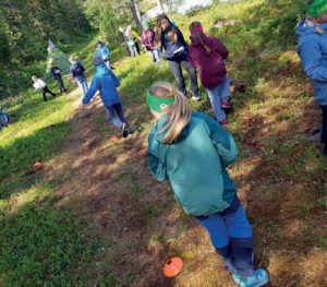 KJEGLELEK: Kjegleorientering i skogen er en populær lek og en øvelse inn mot å lære å orientere seg.